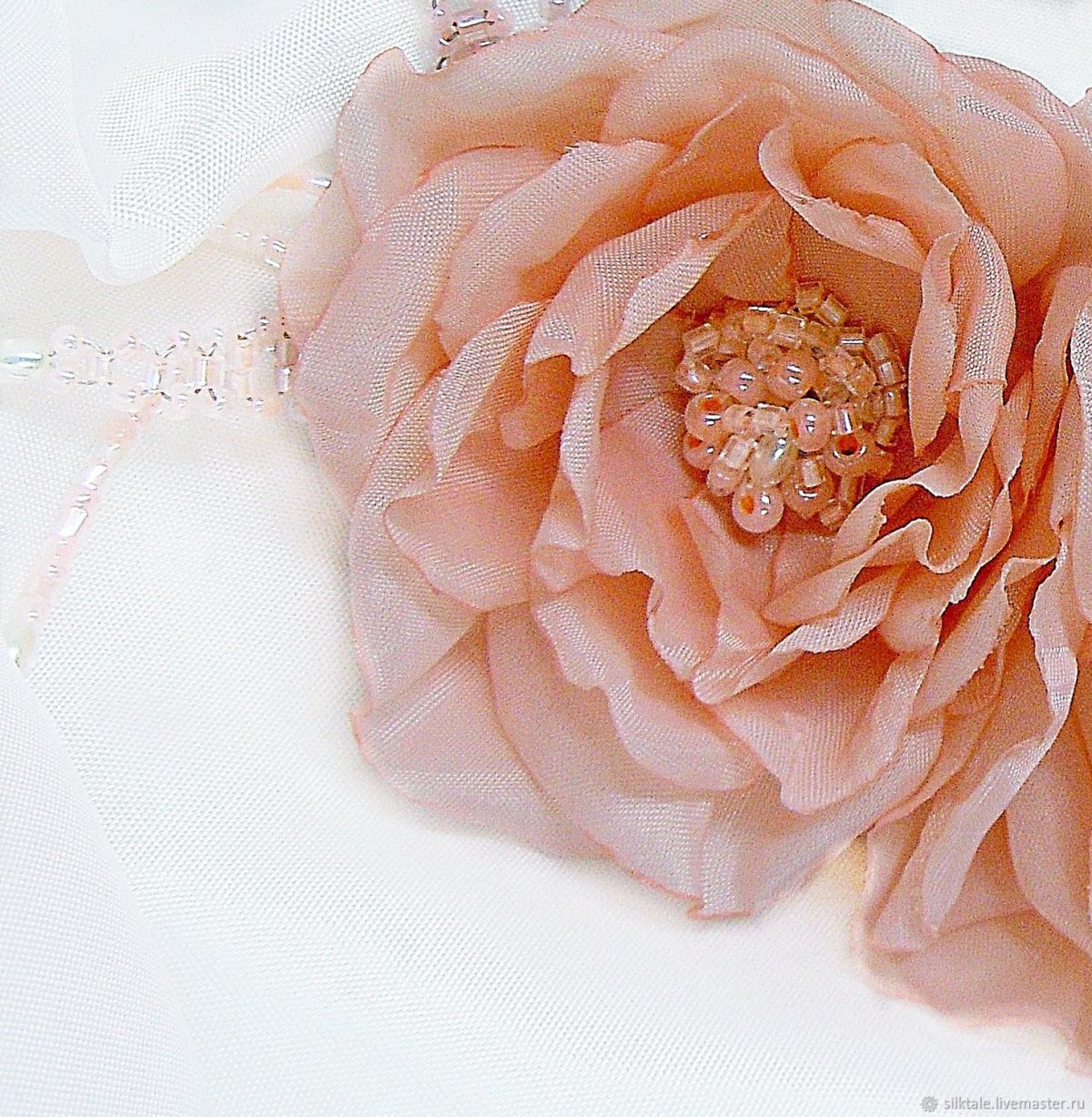 Брошь цветок из ткани на платье