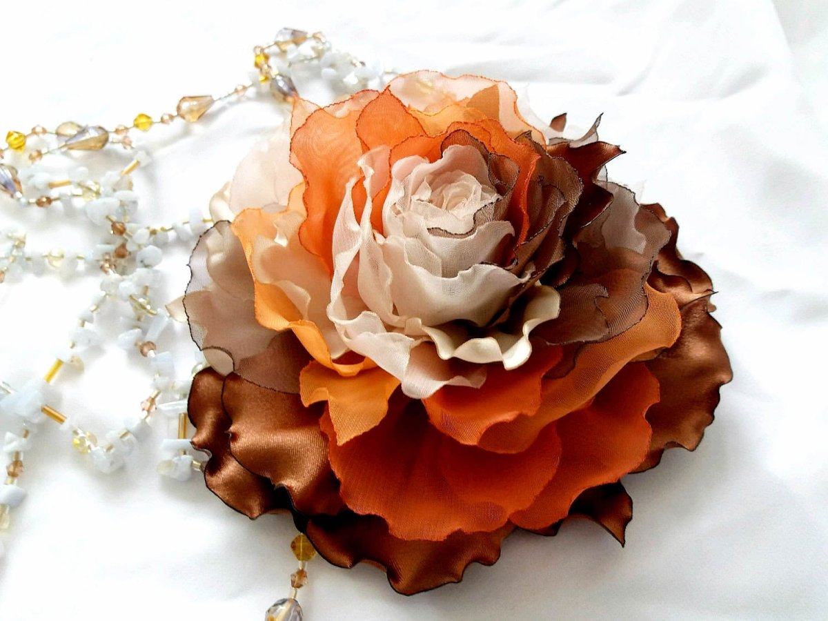 Брошь цветок из ткани