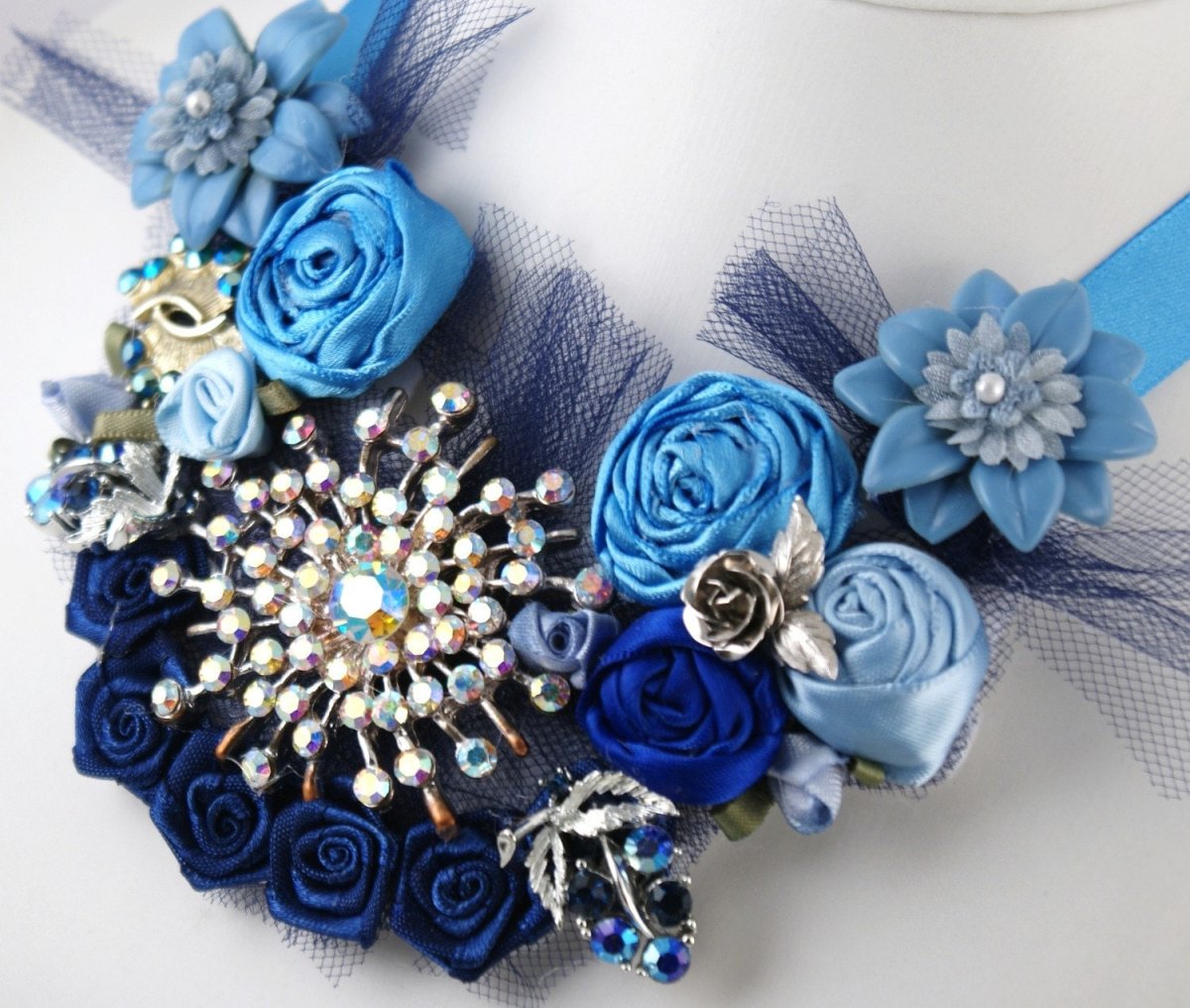 Колье из ткани и лент