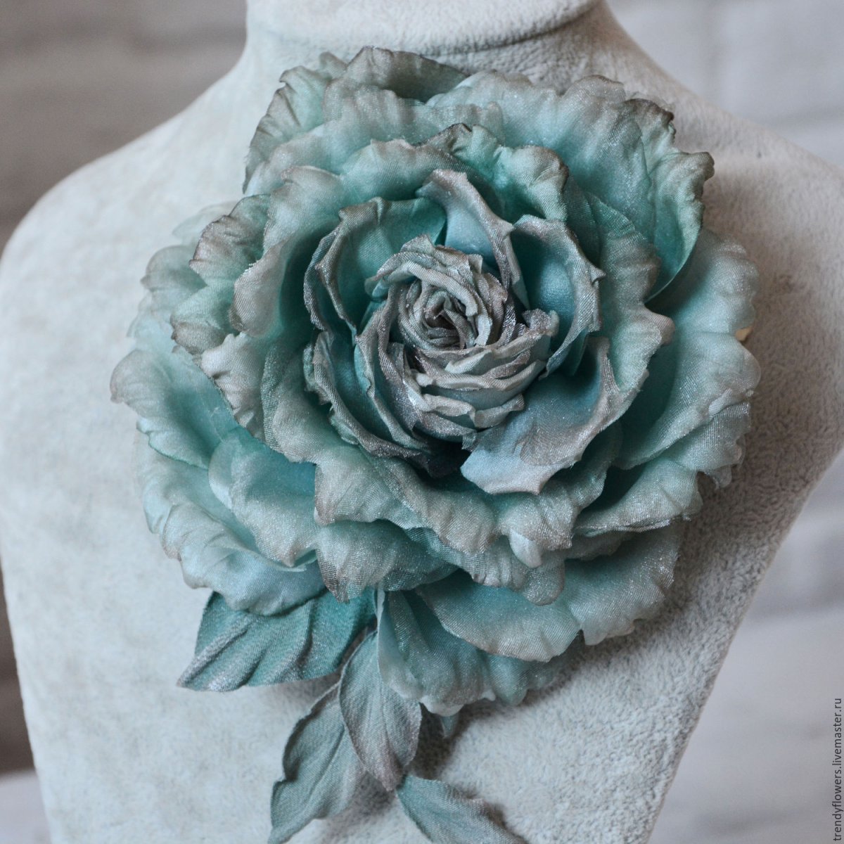 Брошь цветок из ткани