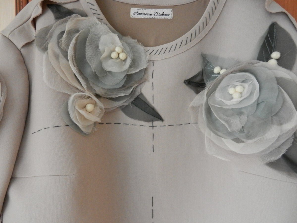 Украсить блузку цветами из ткани