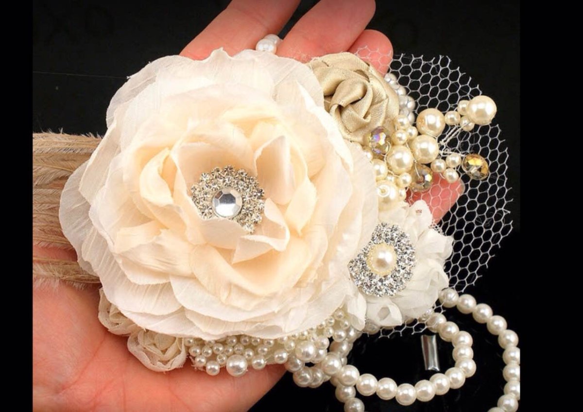 Брошь в виде цветка из ткани