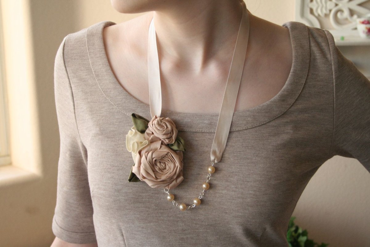 Украшение на шею из ткани