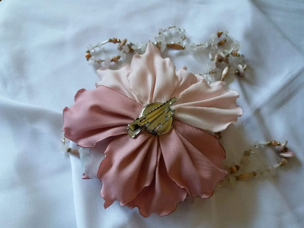 Брошь- цветок золотой ткани для платья