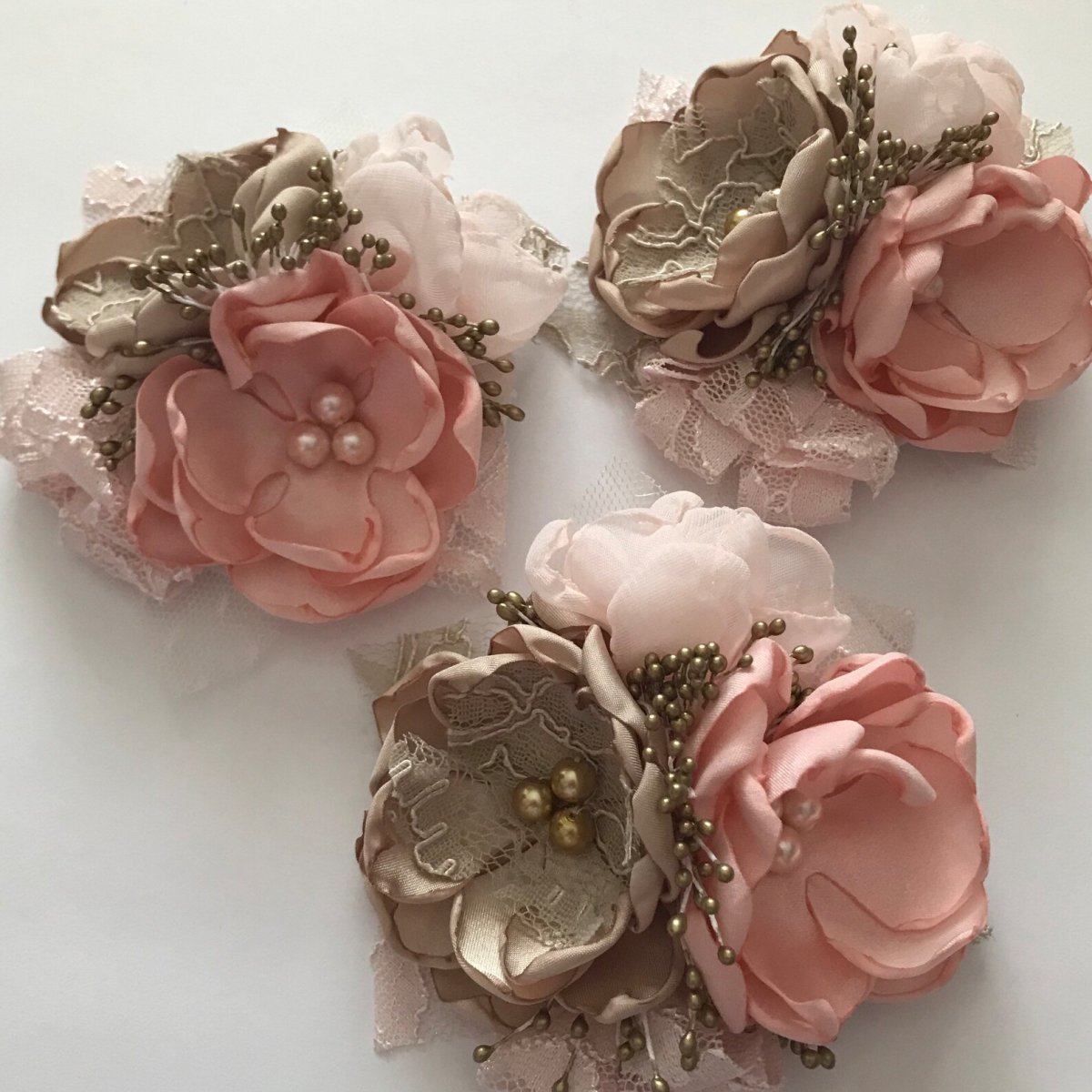 Брошь из атласа