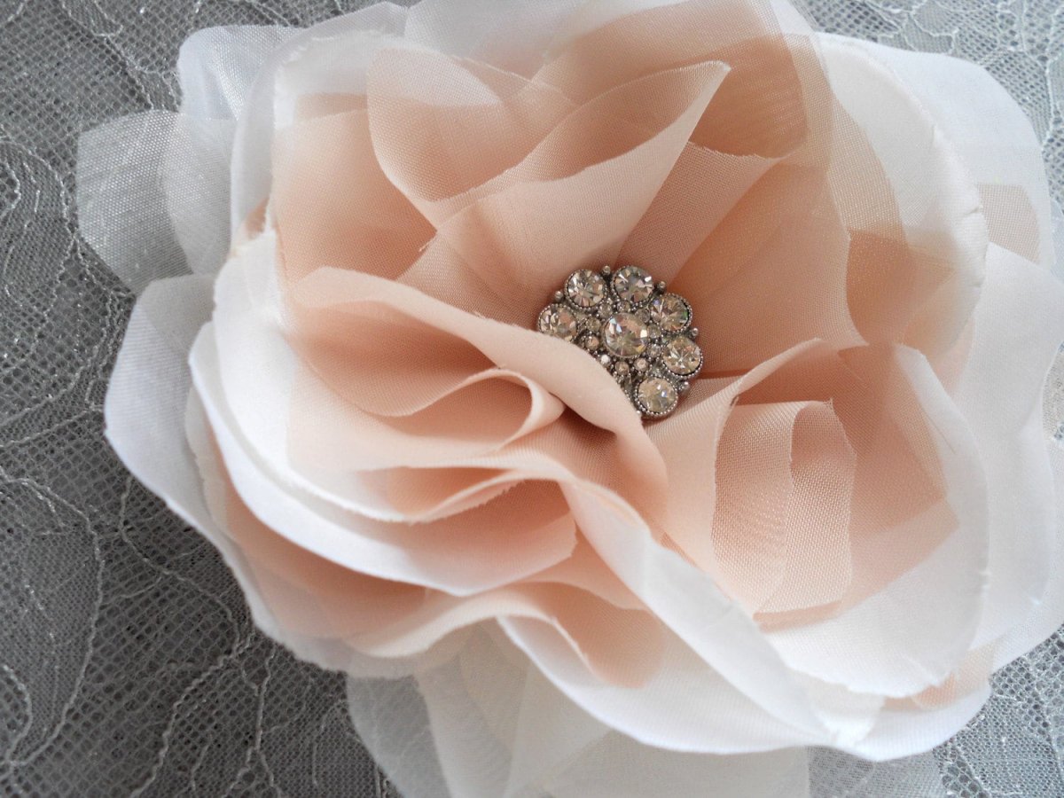 Объемные тканевые цветы