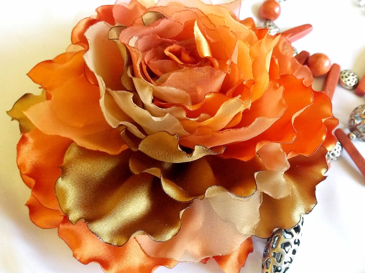 Брошь цветок из ткани