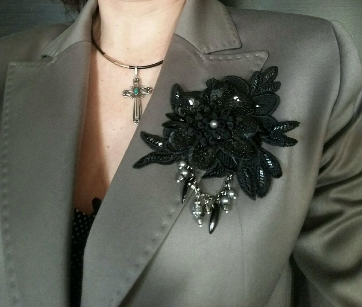 Брошь черная