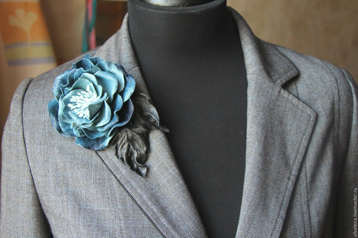 Кожаные цветы броши