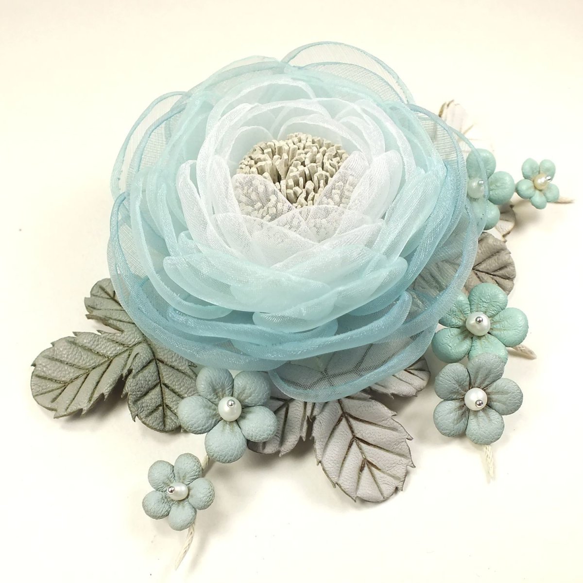 Брошь с розовым,молочным,чёрным и бирюзовым цветами