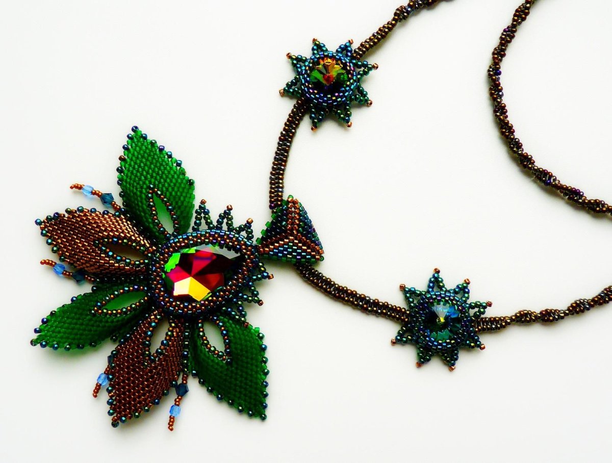 Колье из риволи и бисера