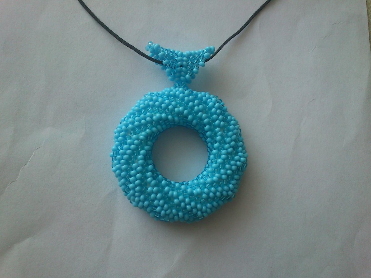 Круглый кулон из бисера