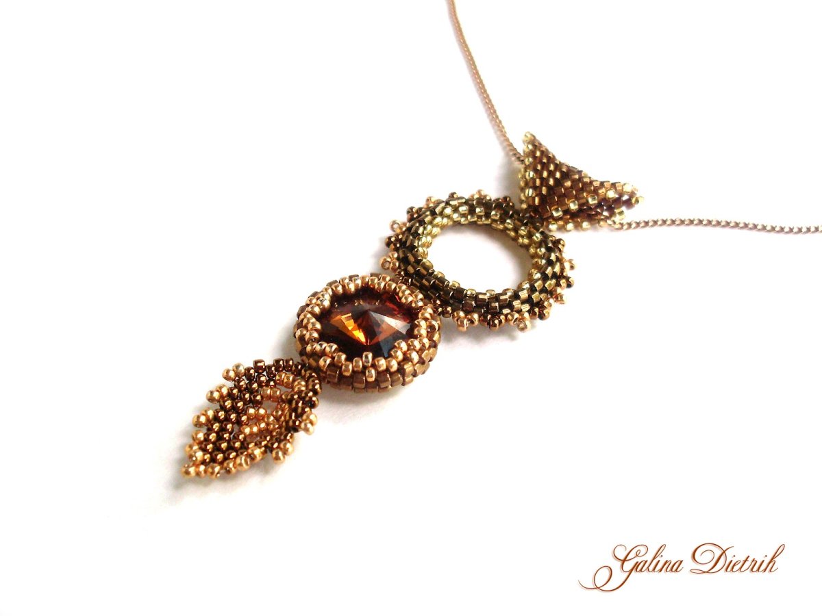 Подвеска из бисера и бусин