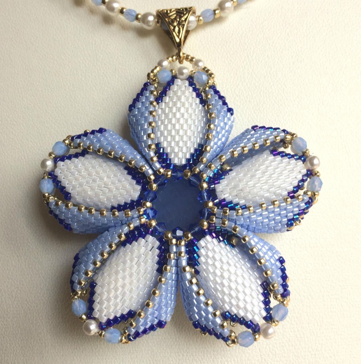 Подвеска из бисера