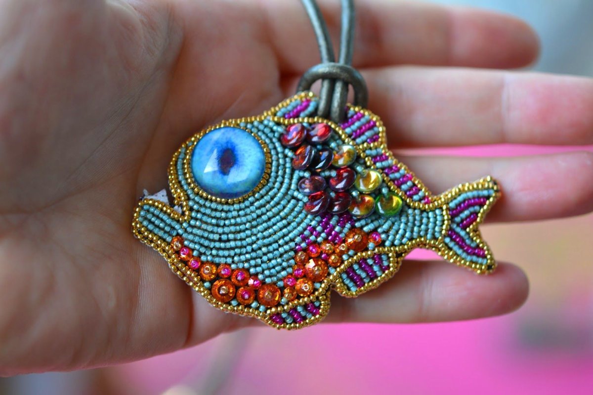 Подвеска из бисера на фетре