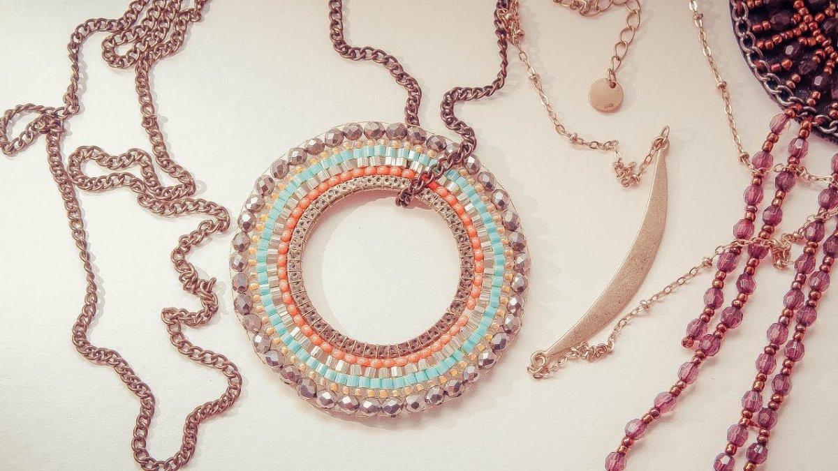 Кулон из бисера своими руками