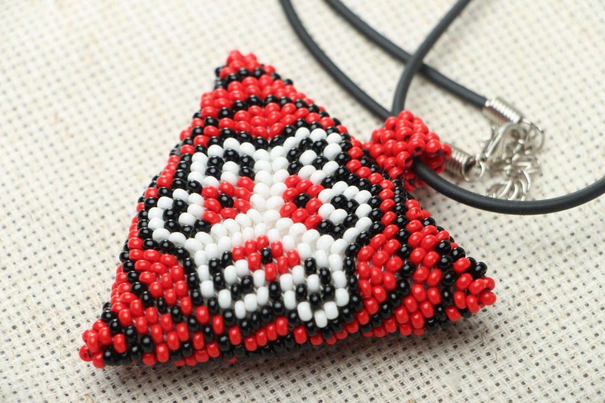 Подвеска из бисера