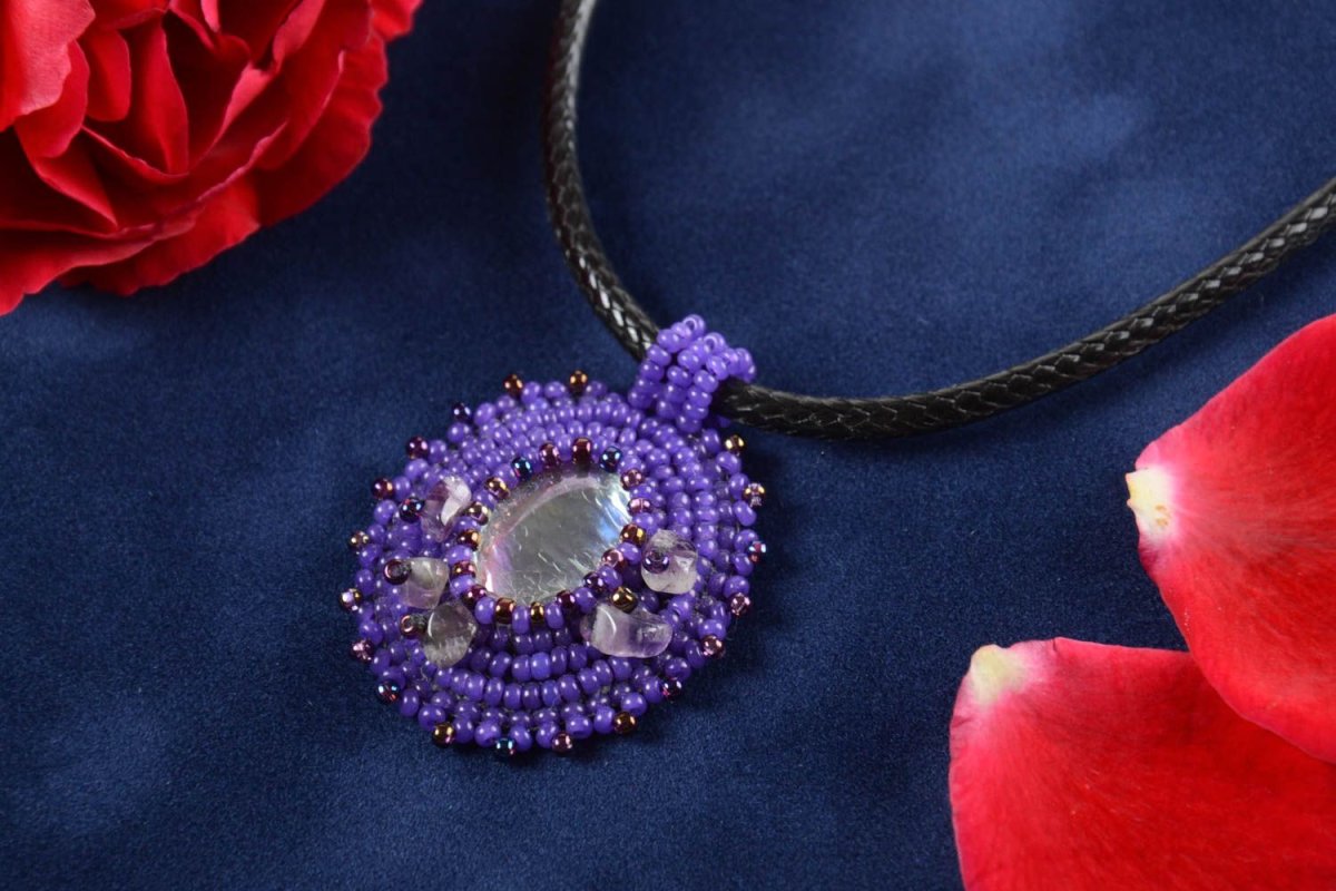 Кулон из бисера