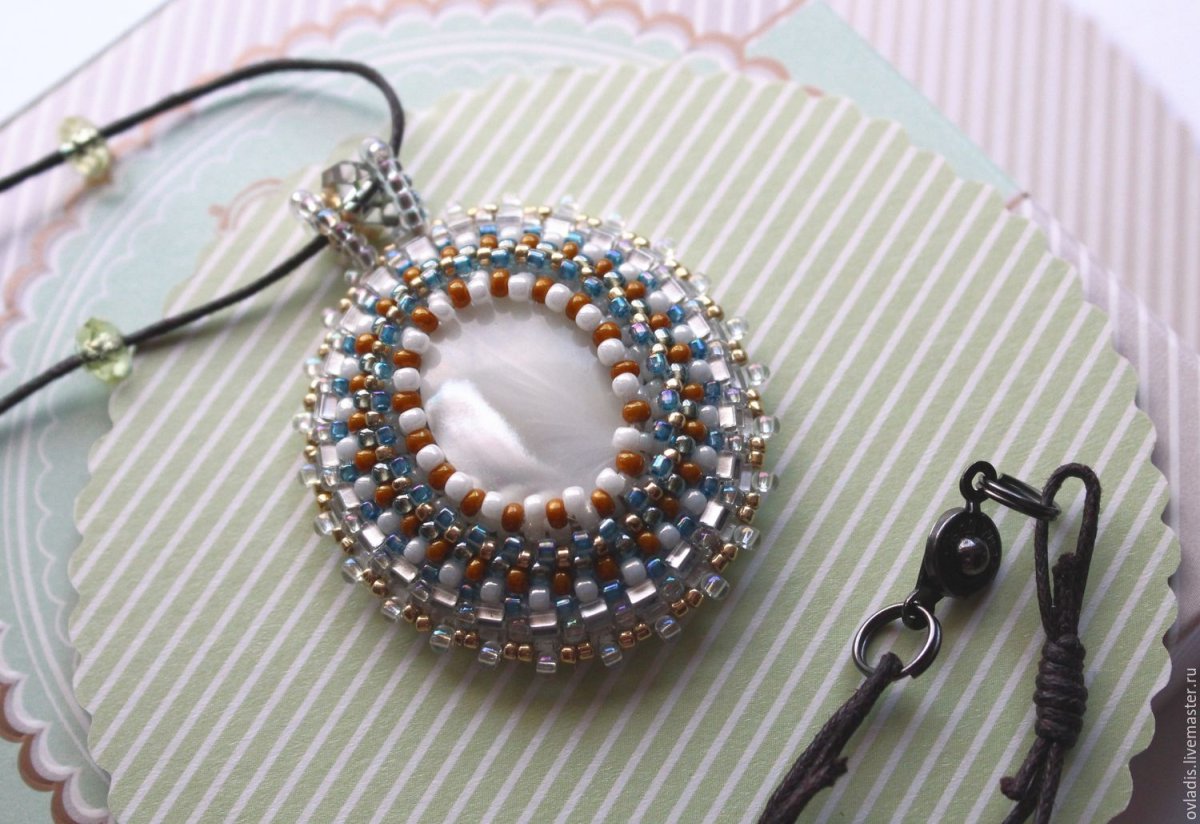 Кулон из бисера