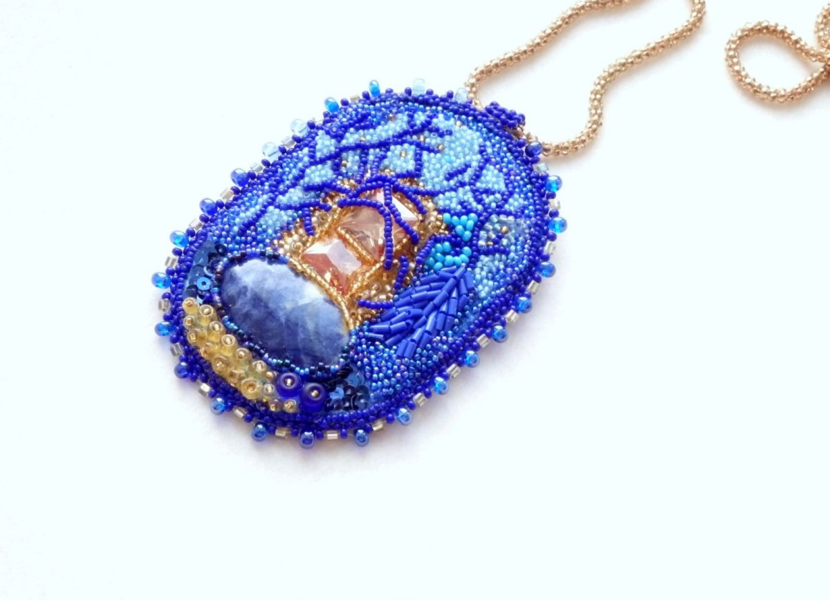 Кулон из бисера и кристаллов