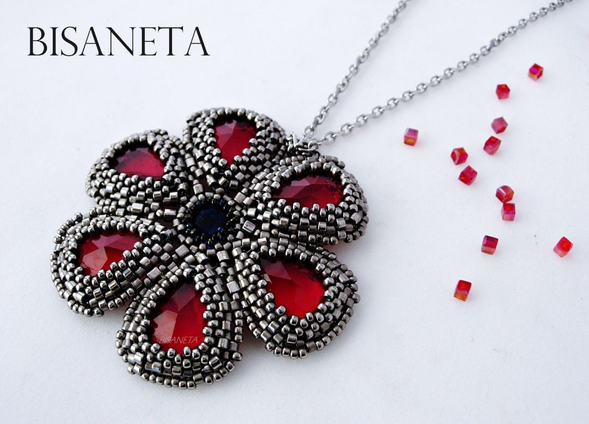 Подвеска цветок из бисера