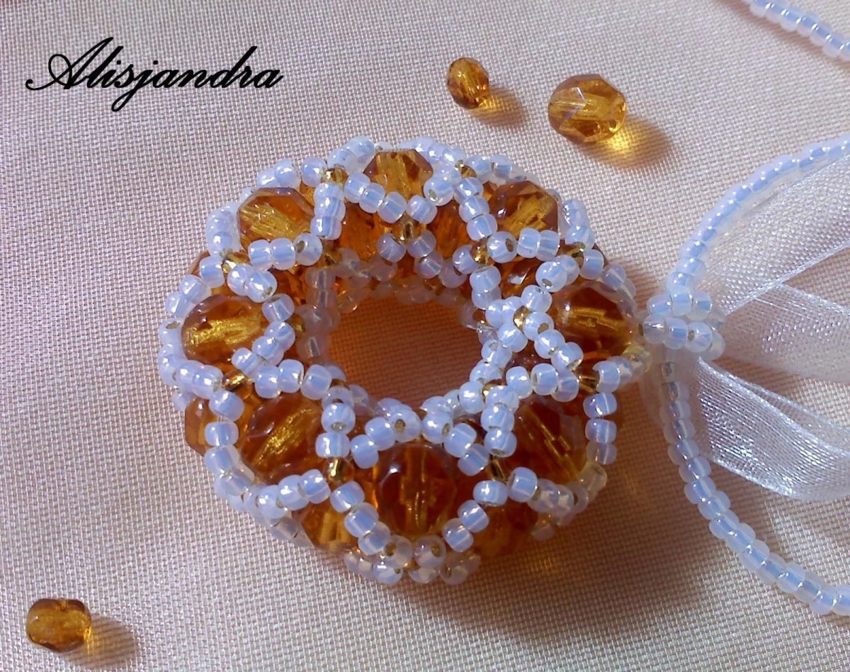 Подвеска из бисера и бусин МК