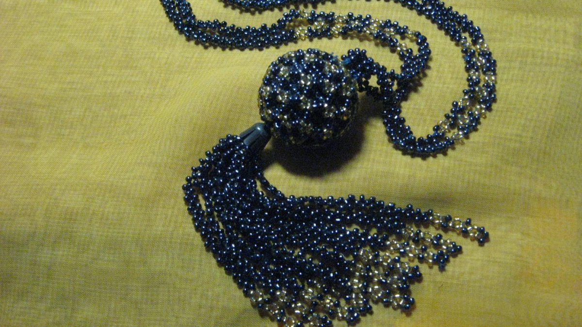 Подвеска из бисера и бусин