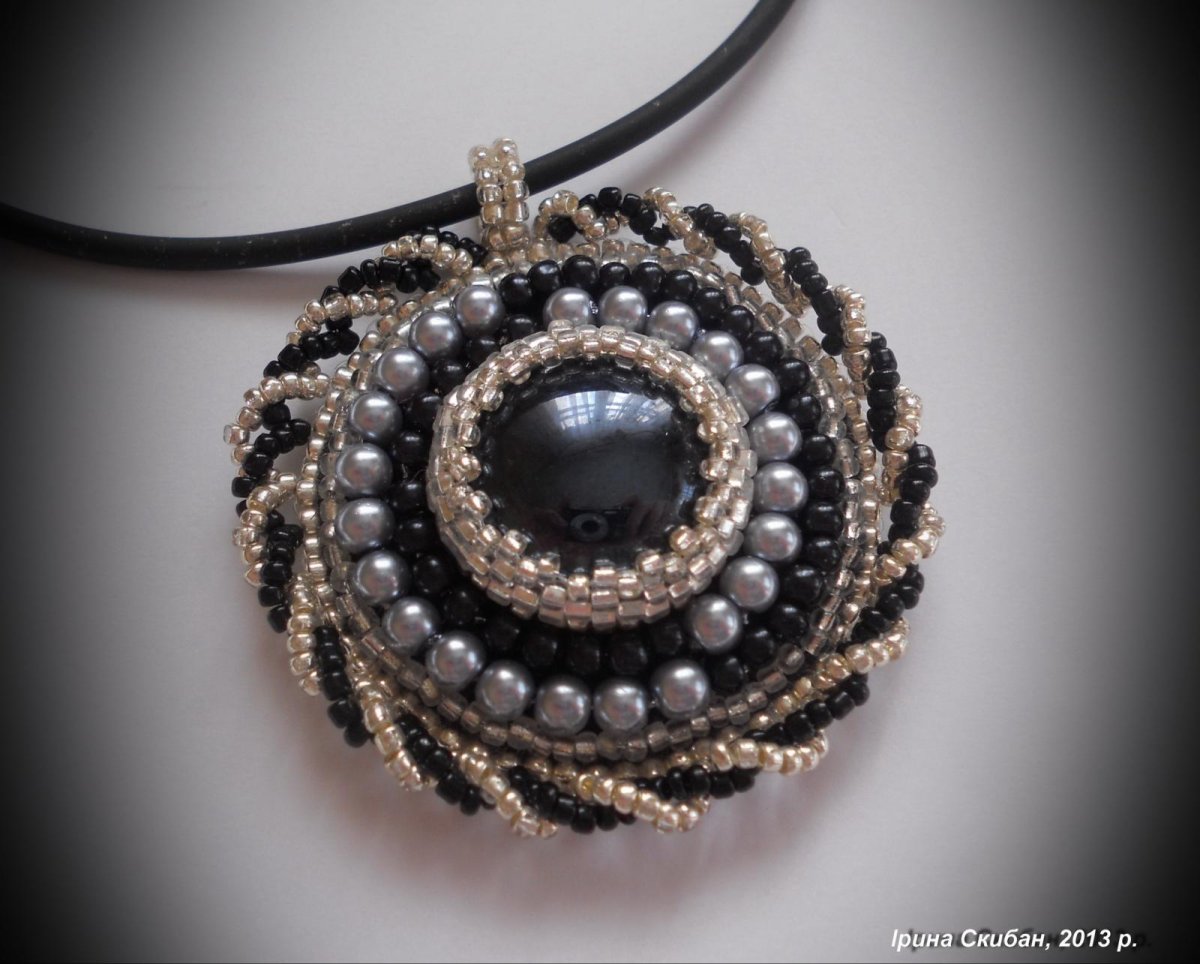 Кулон подвеска из бисера и бусин