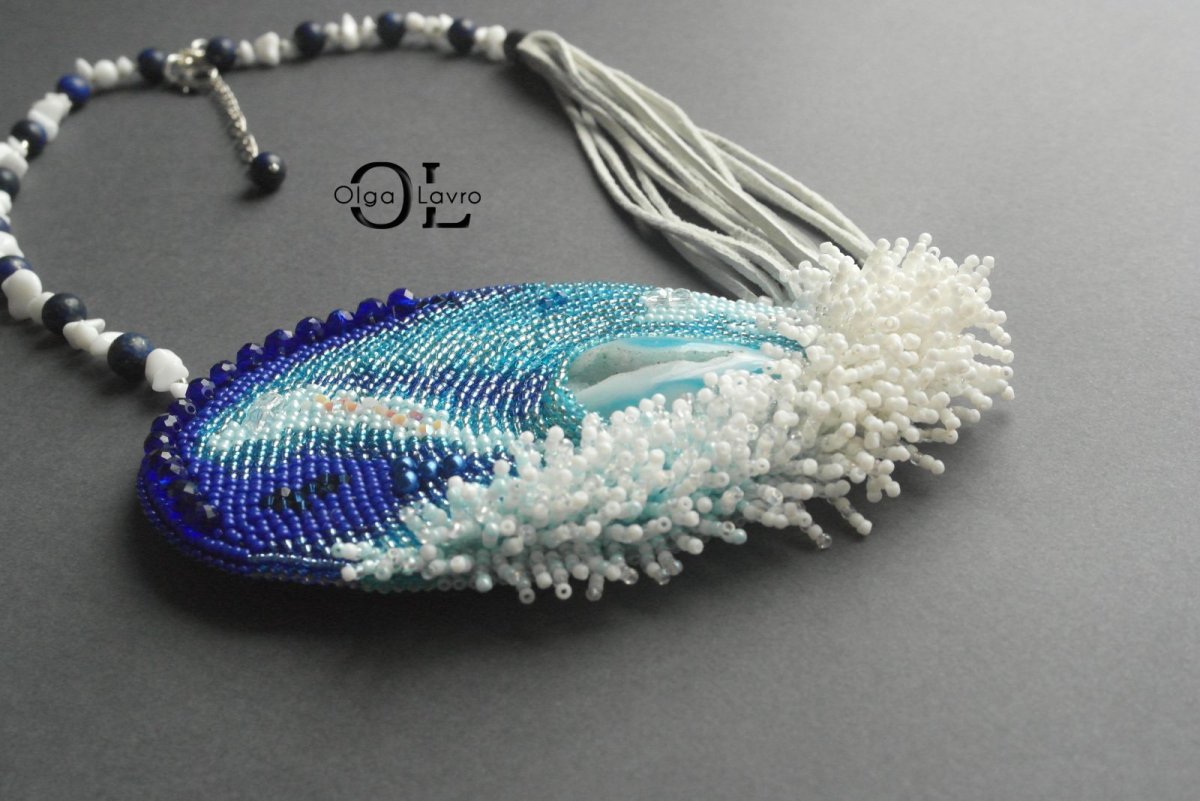 Подвеска из бисера море