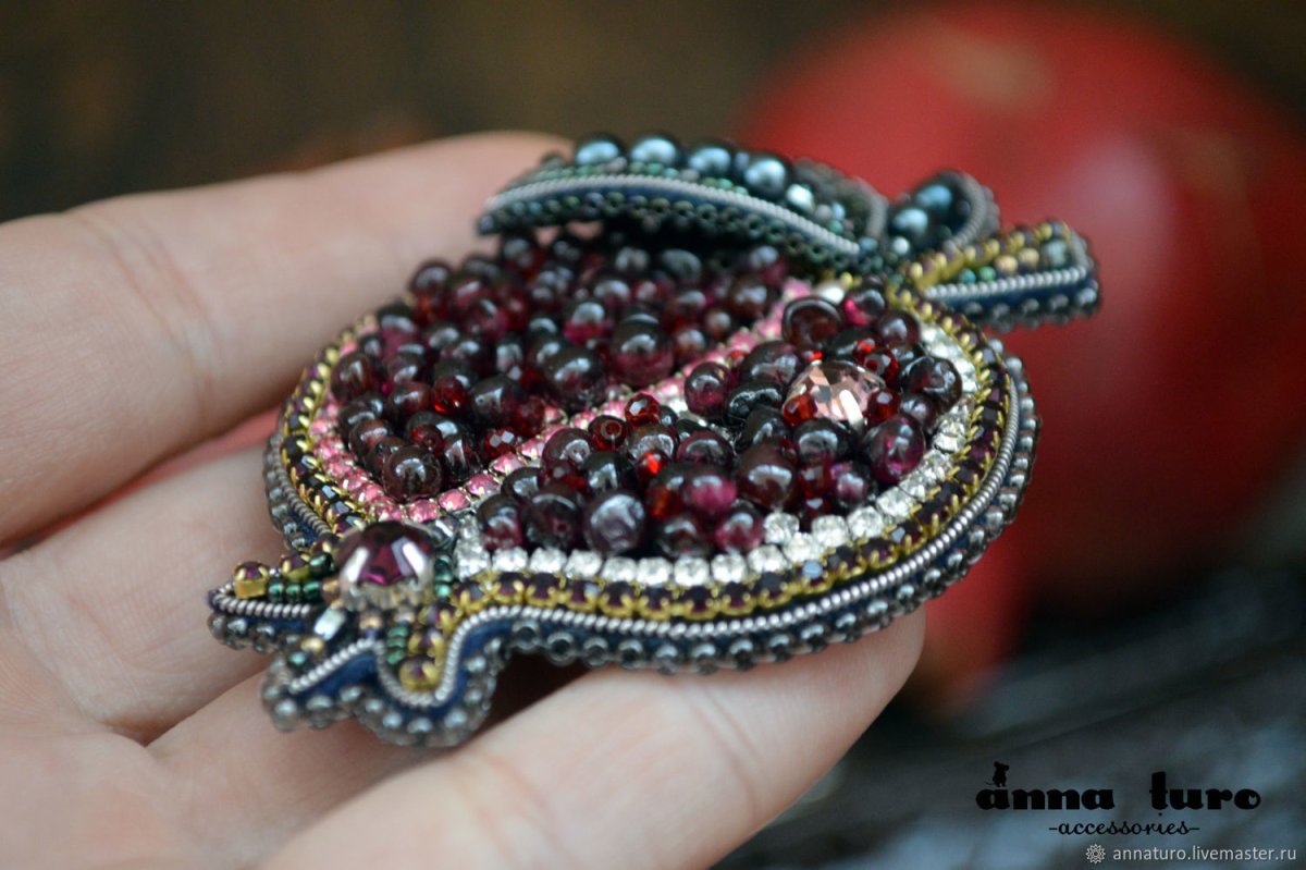 Брошь с бусинами граната