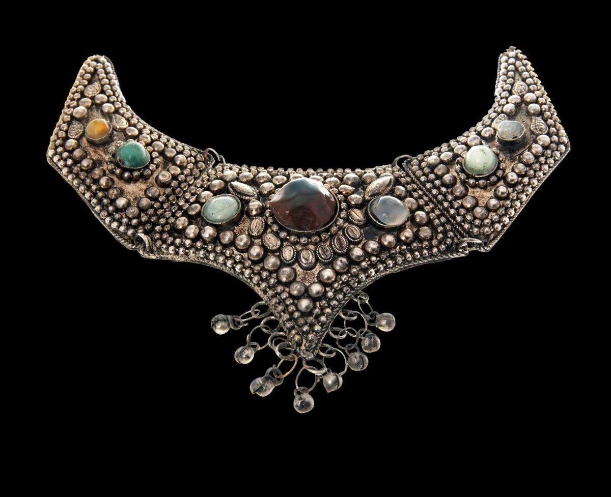 Древние украшения с камнями