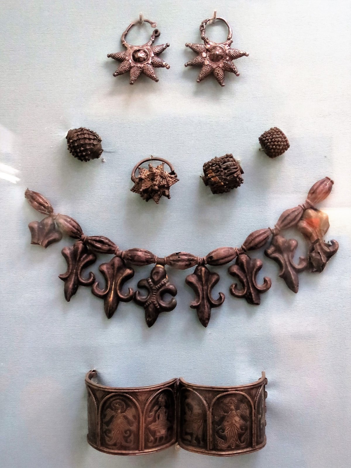 Старинные бронзовые украшения