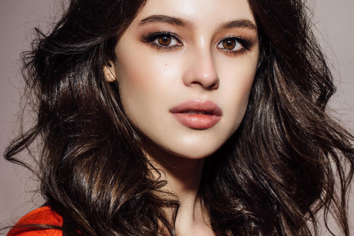 Карие глаза темные волосы