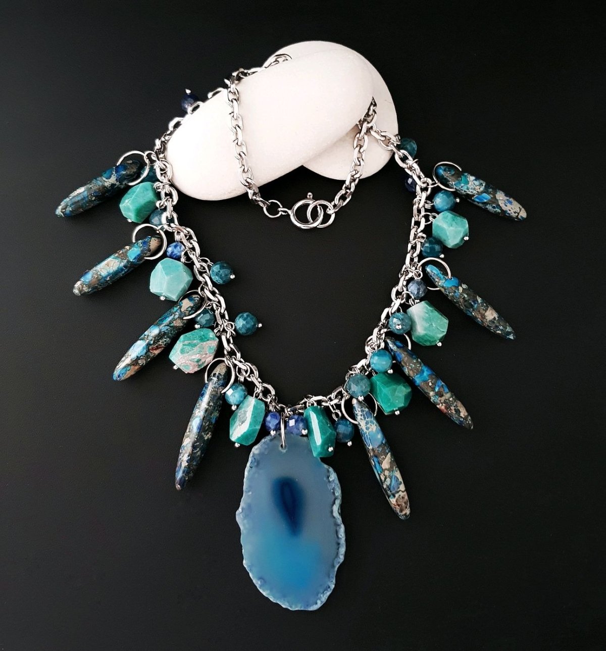 Многослойный браслет с камнями