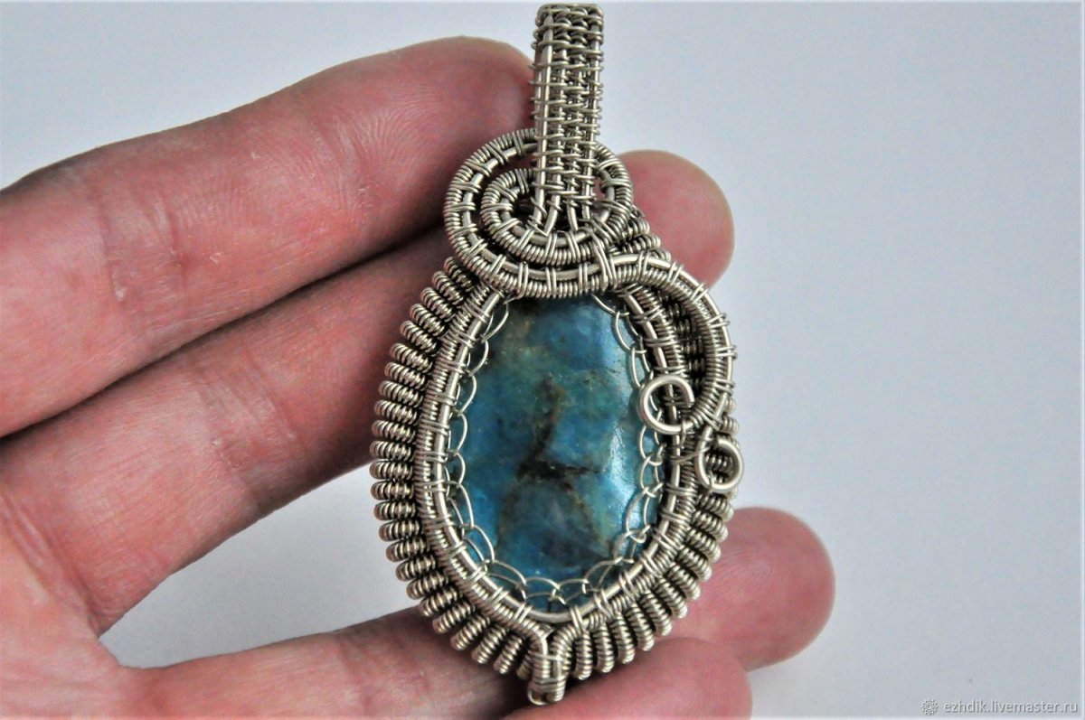 Колье из апатита