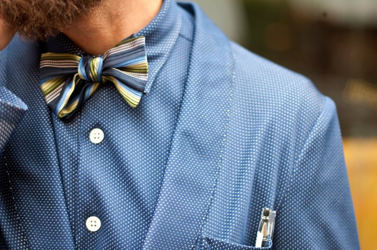 Голубая рубашка и галстук бабочка