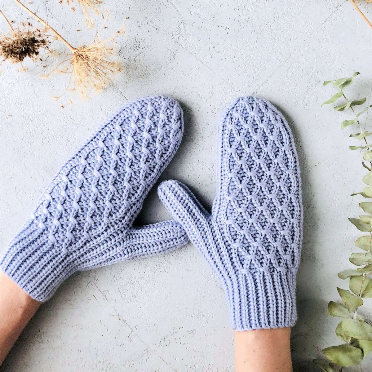 Вязаные варежки спицами для женщин модные