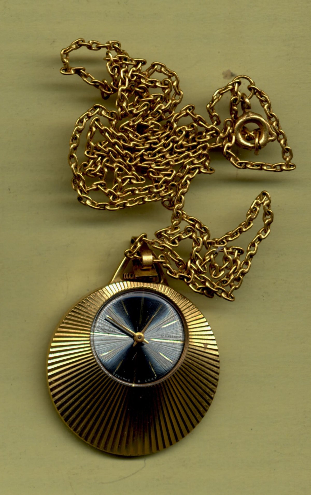 Заря часы кулон 17 камней позолота