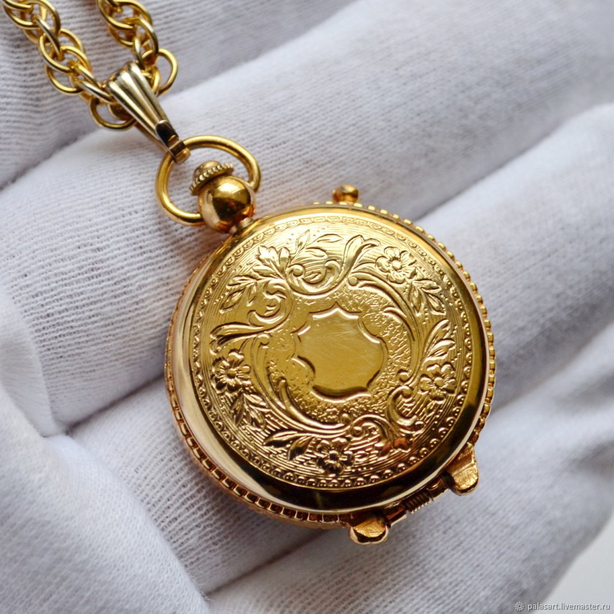 Старинные кулоны с секретом