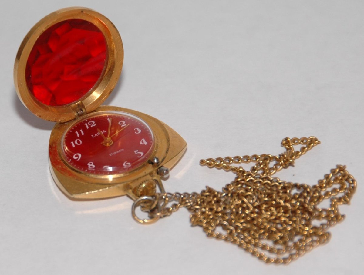 Часы на цепочке