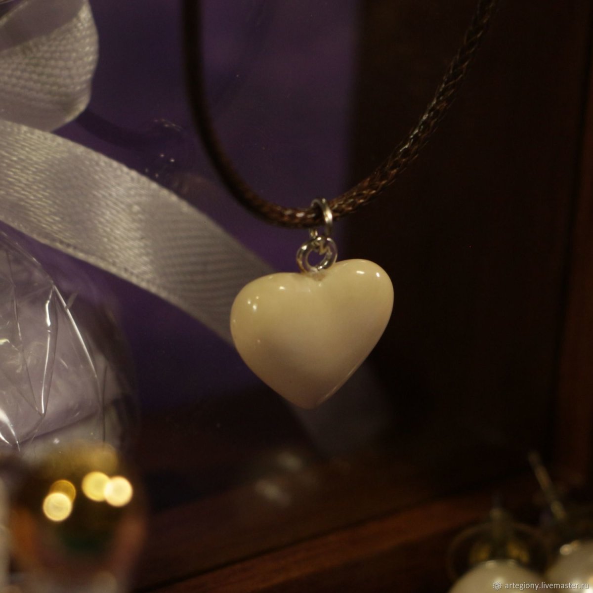 Резные кулоны из дерева