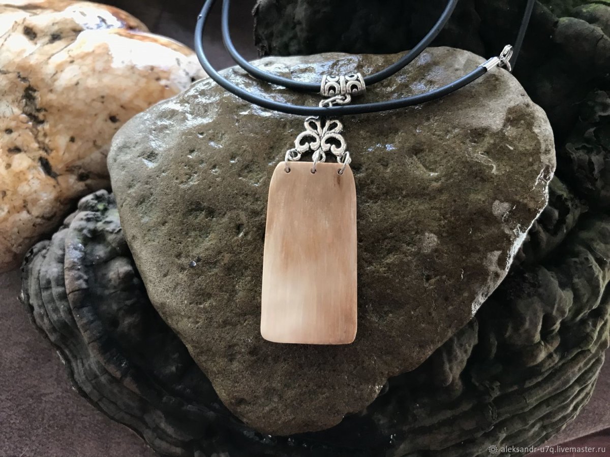 Подвески из дерева