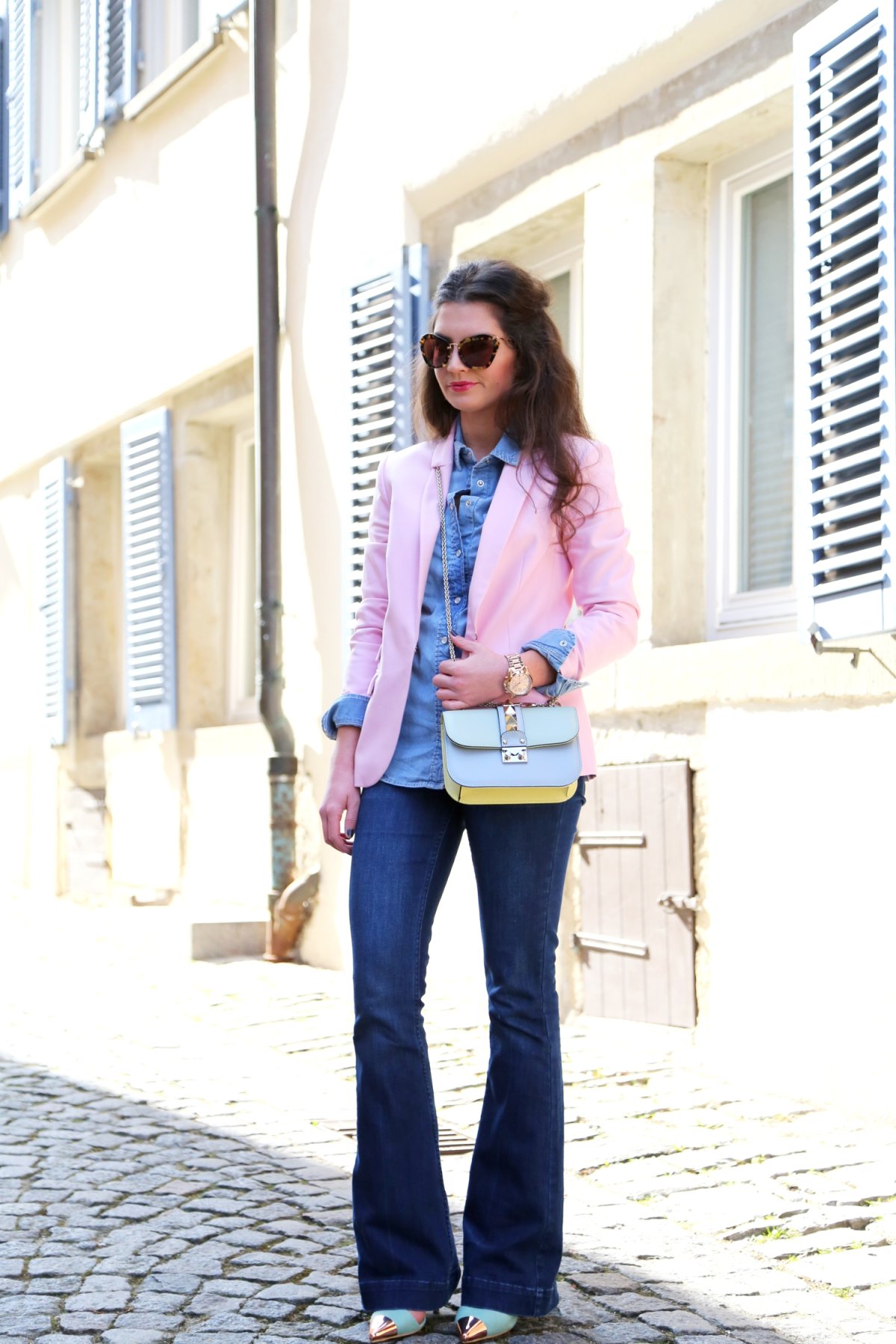 Джинсы клеш с пиджаком