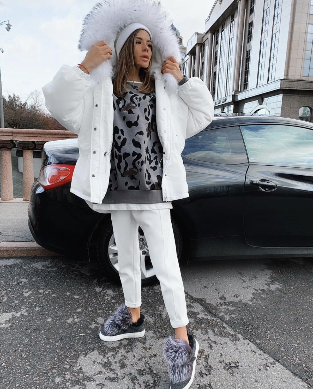 Белая короткая дубленка