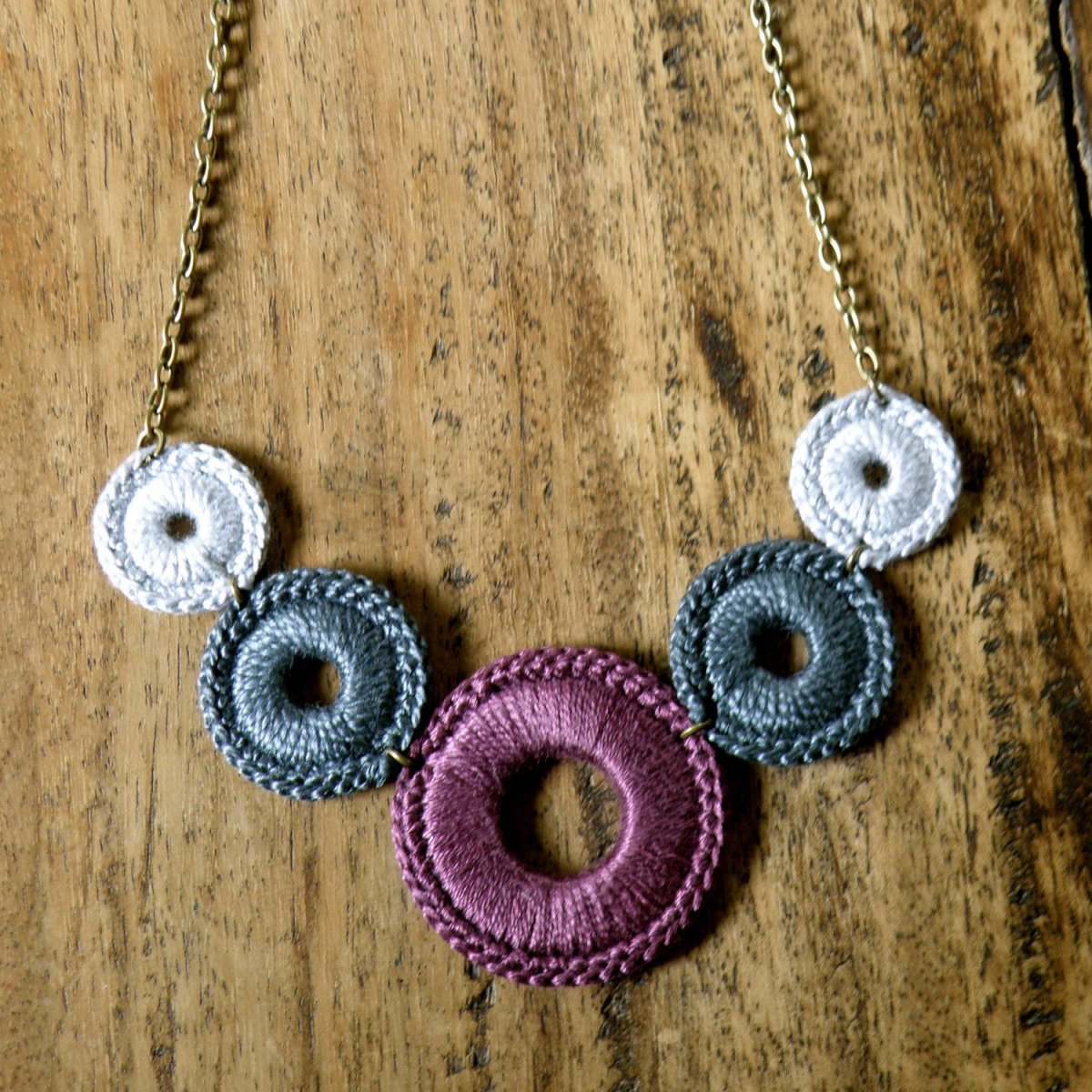 Украшения из вязаных цветов