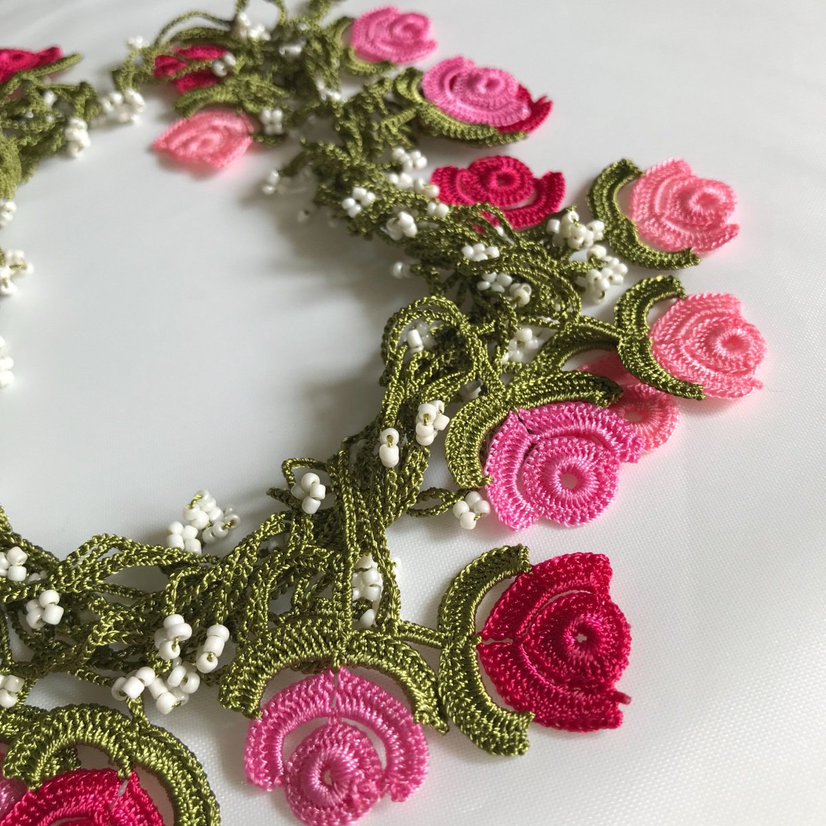 Венок из вязаных цветов