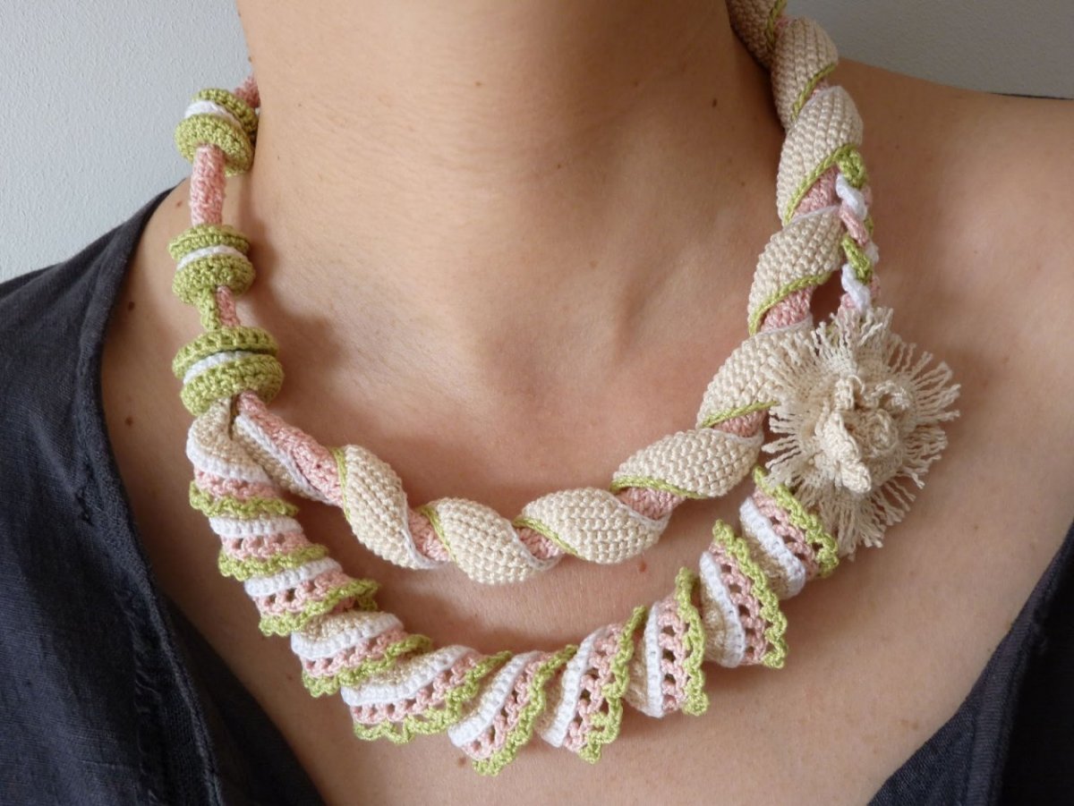 Оригинальные вязаные украшения