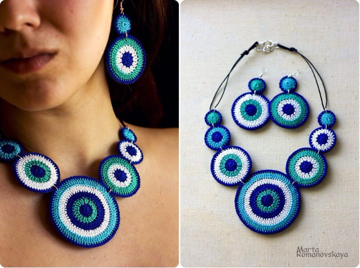 Колье из связанных крючком дисков