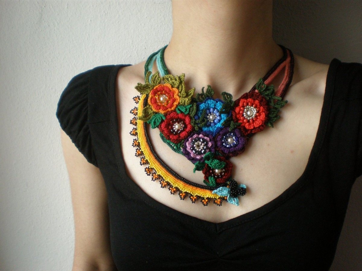 Колье из вязаных цветов крючком