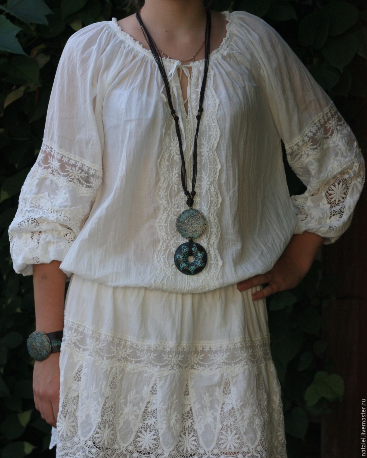 Белое кружевное платье в стиле бохо